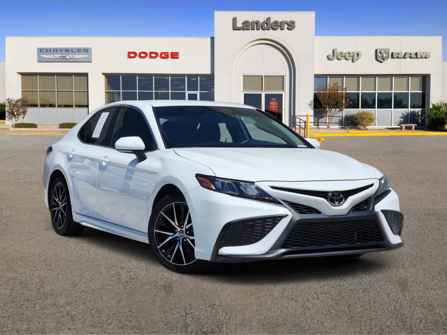 Used 2023 Toyota Camry SE FWD image 1