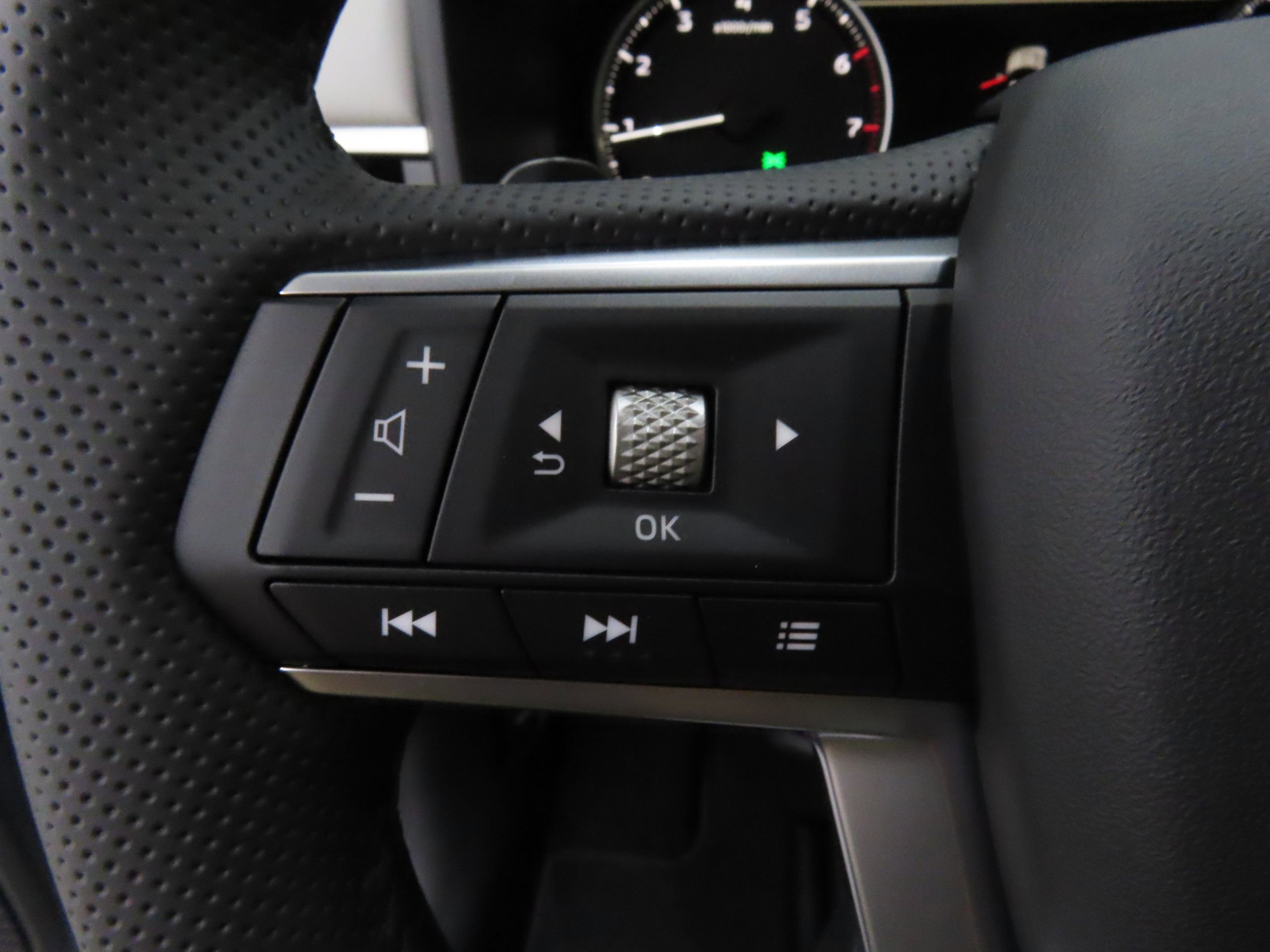 New 2025 Mitsubishi Outlander SE image 9