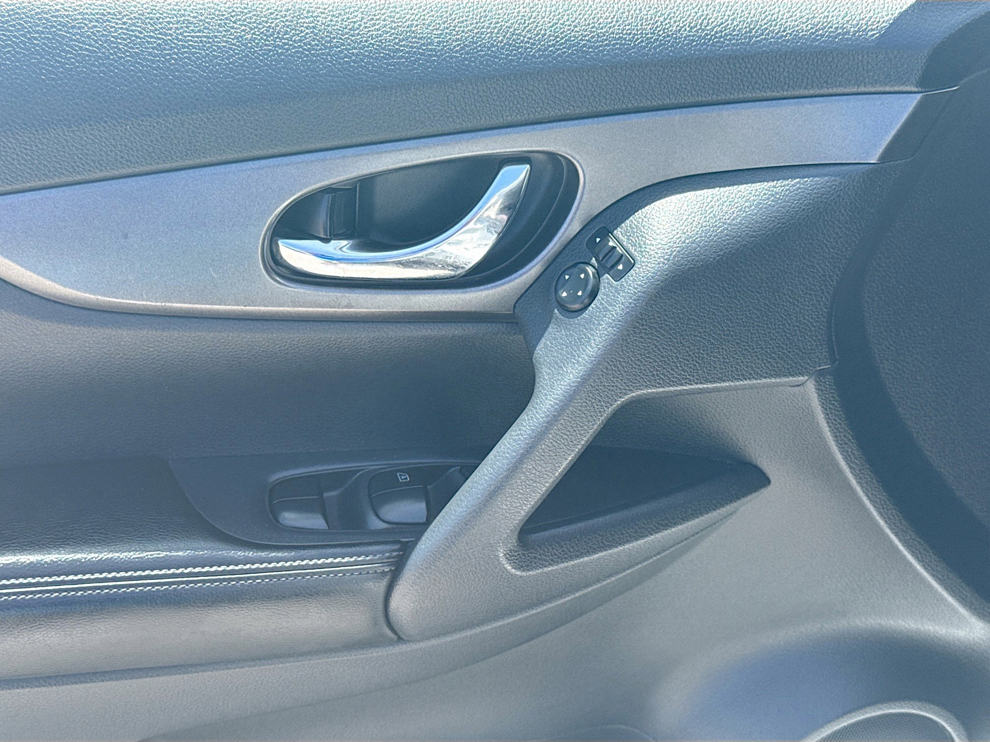 Used 2015 Nissan Rogue SV w/ SV Premium Package image 17