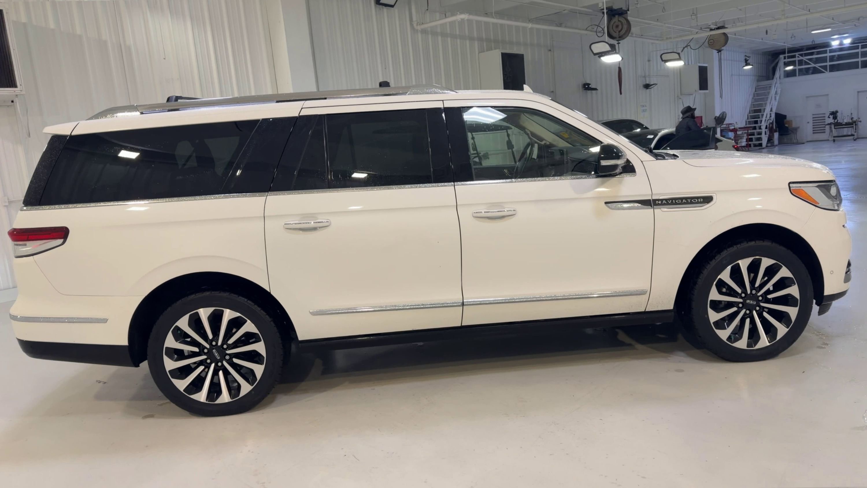 Used 2023 Lincoln Navigator L Reserve AWD/4WD image 2