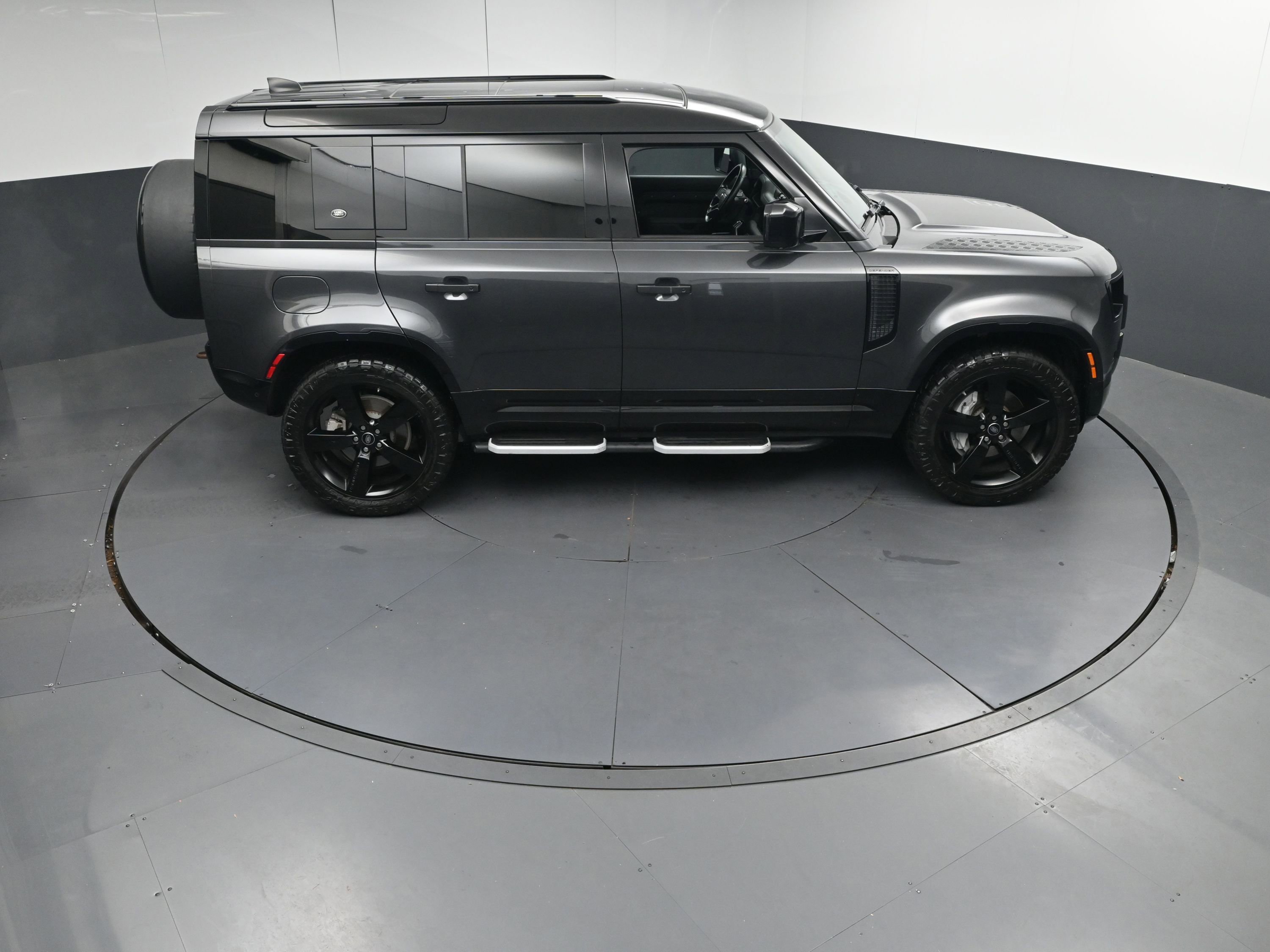 Used 2023 Land Rover Defender 110 X-Dynamic SE image 38