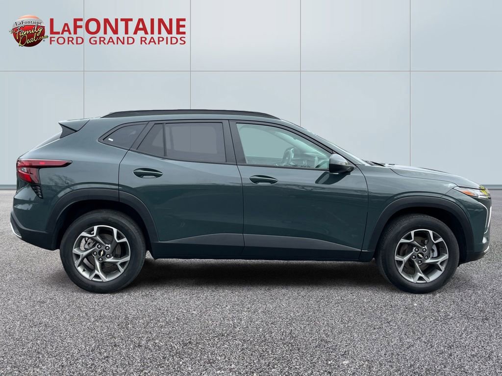 Used 2025 Chevrolet Trax LT FWD image 8