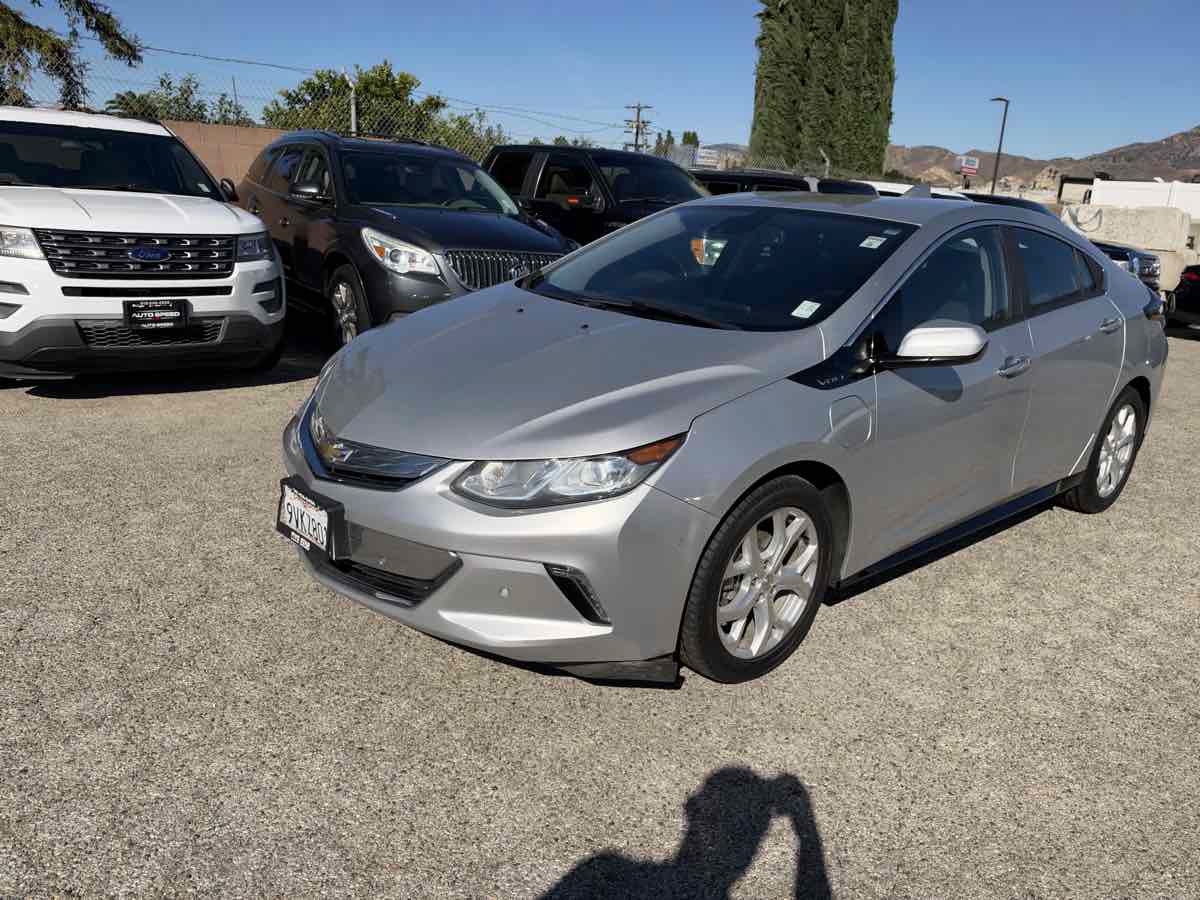 Used 2017 Chevrolet Volt Premier w/ Driver Confidence II Package FWD image 3