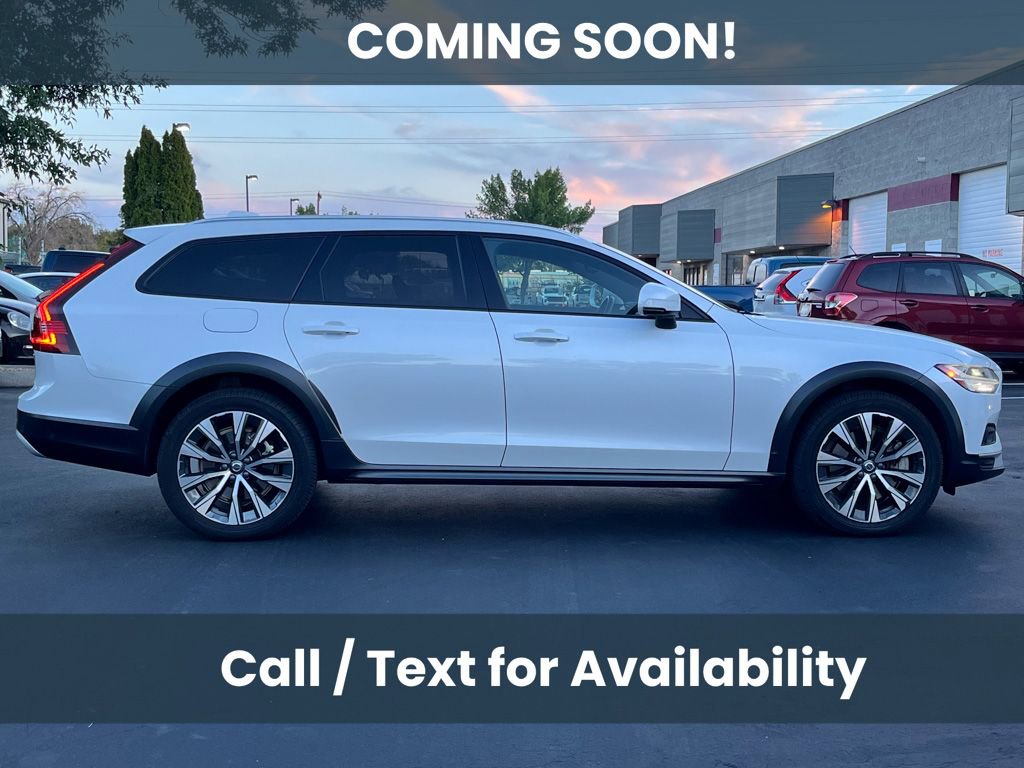 Used 2022 Volvo V90 B6 Cross Country AWD/4WD image 2