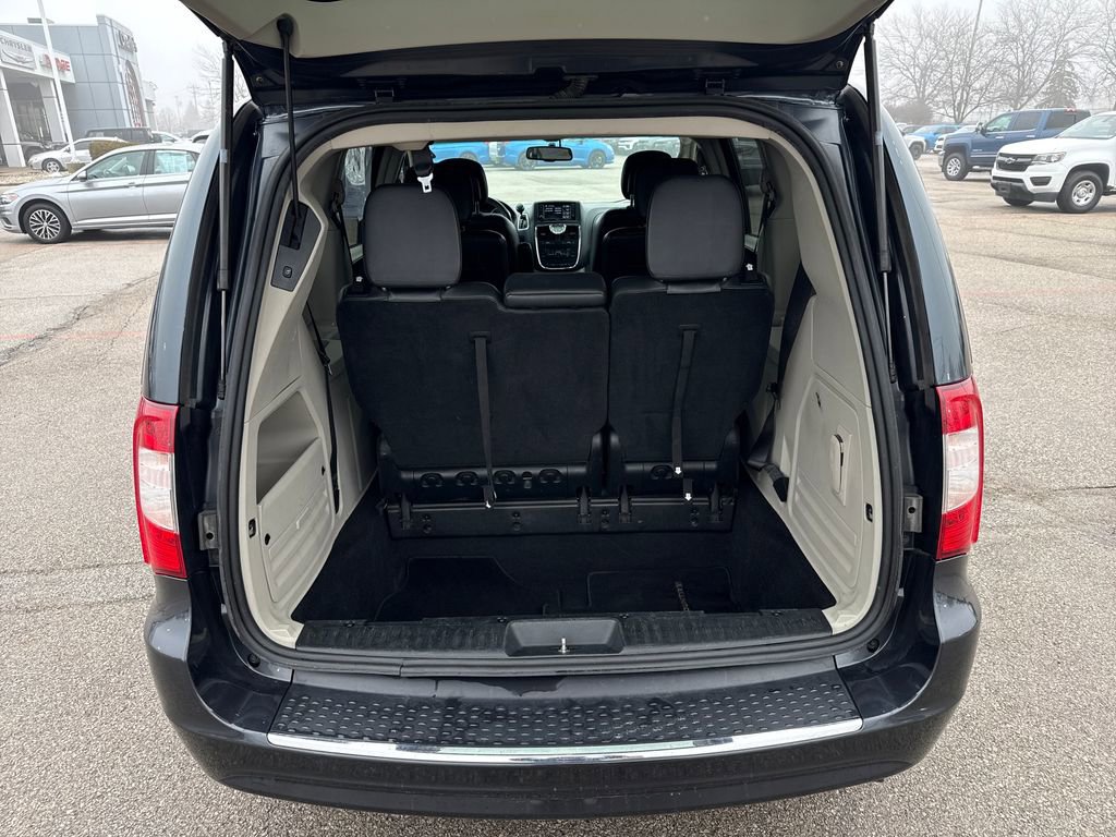 Used 2014 Chrysler Town & Country Touring image 21