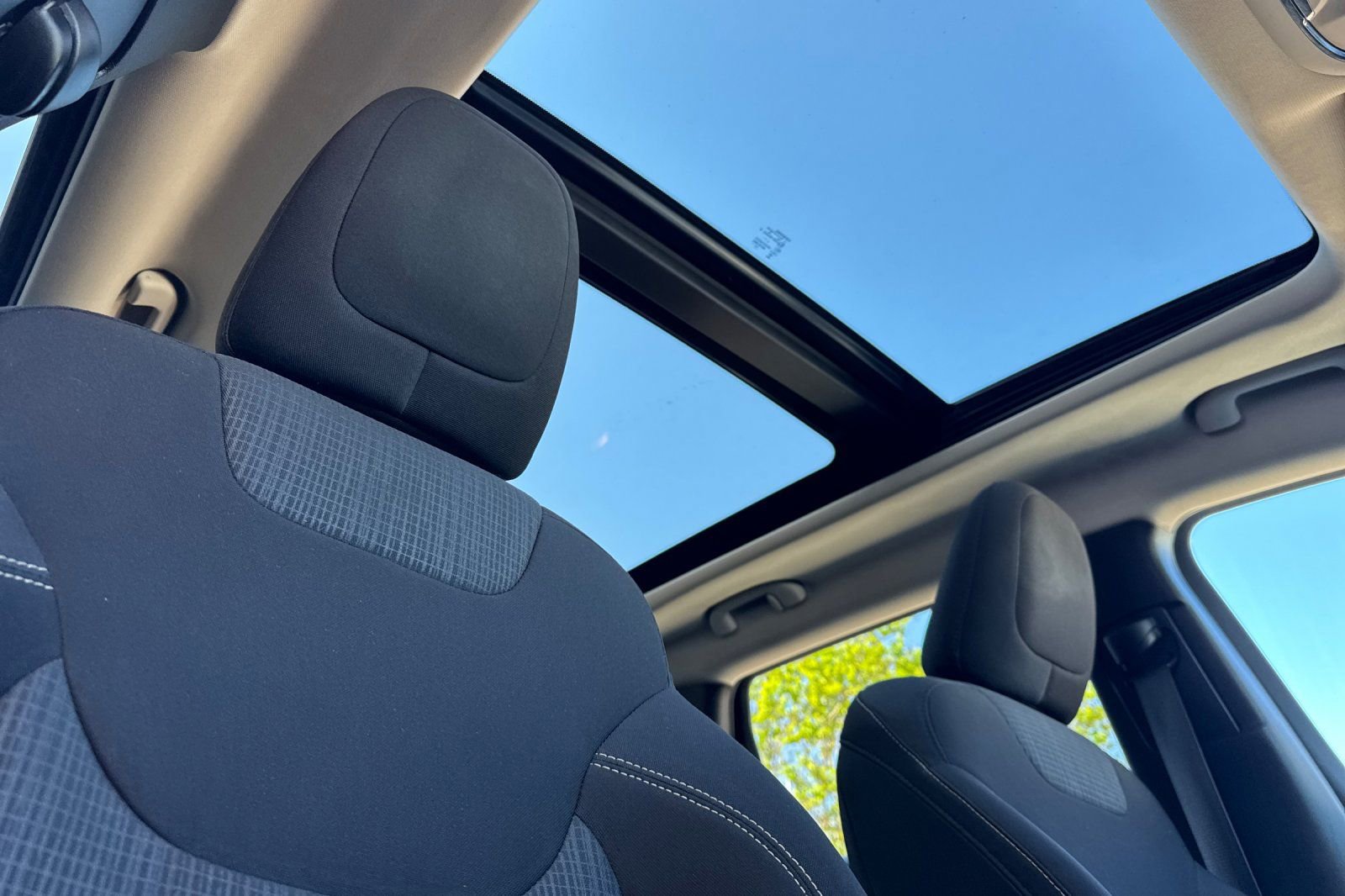 Used 2015 Jeep Cherokee Latitude w/ Comfort/Convenience Group image 16