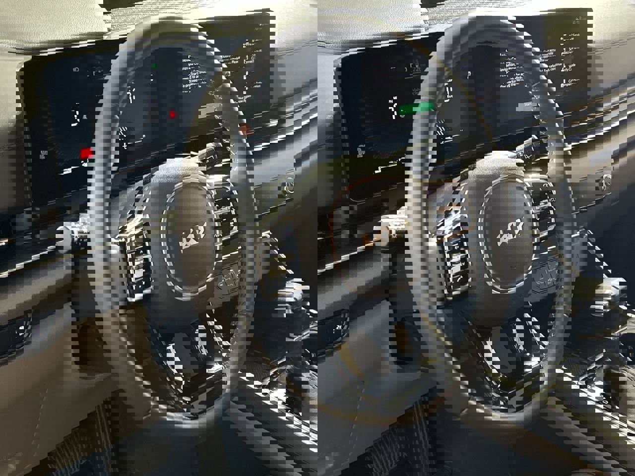 Used 2025 Kia Carnival EX image 13