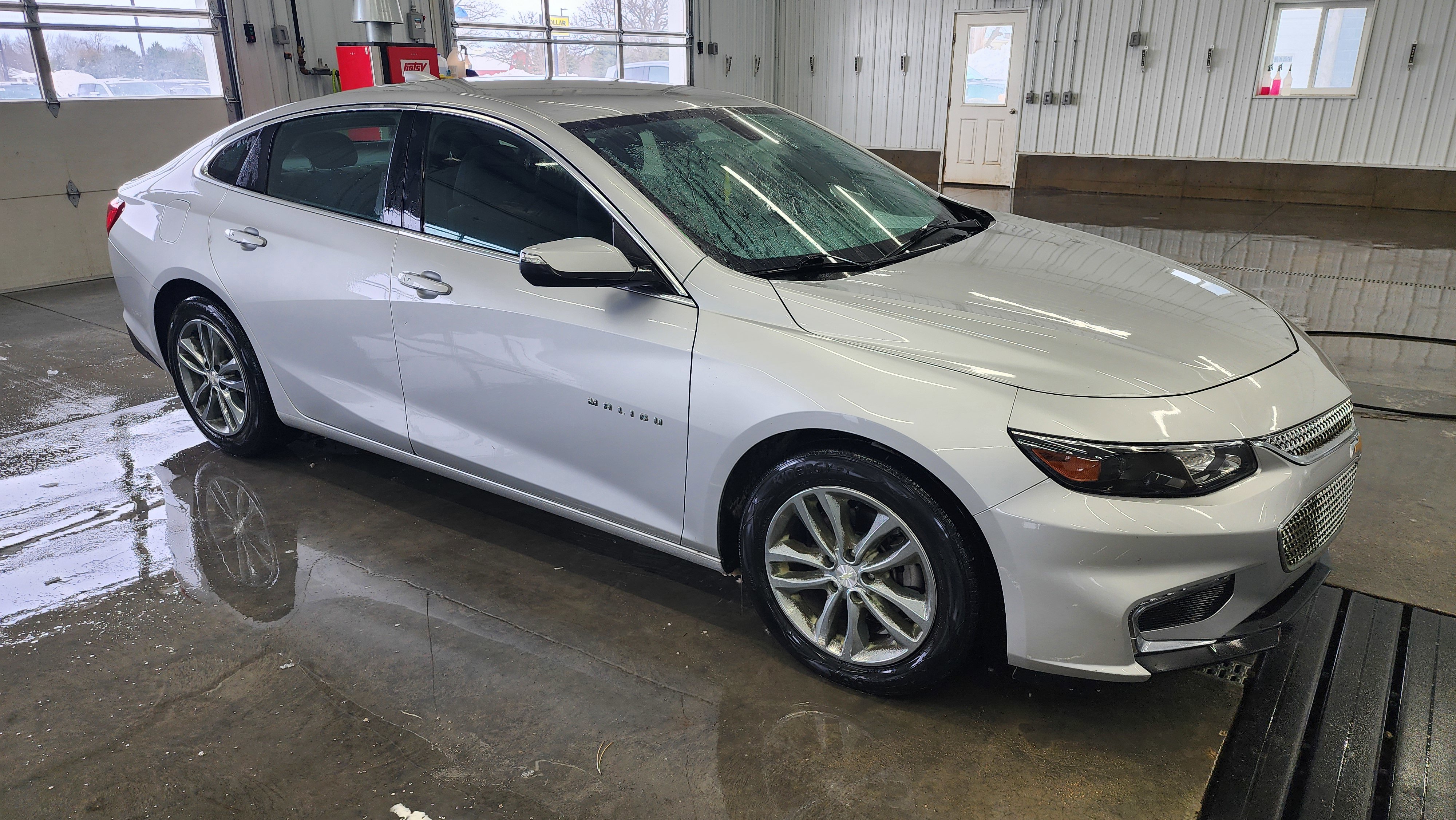 Used 2017 Chevrolet Malibu LT image 3