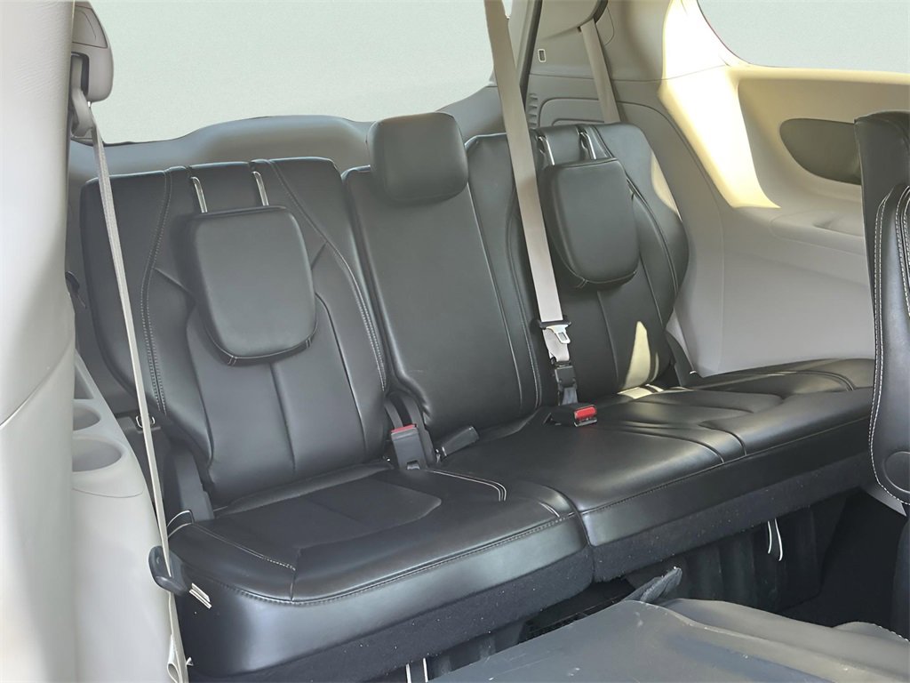 Used 2024 Chrysler Pacifica Select image 40