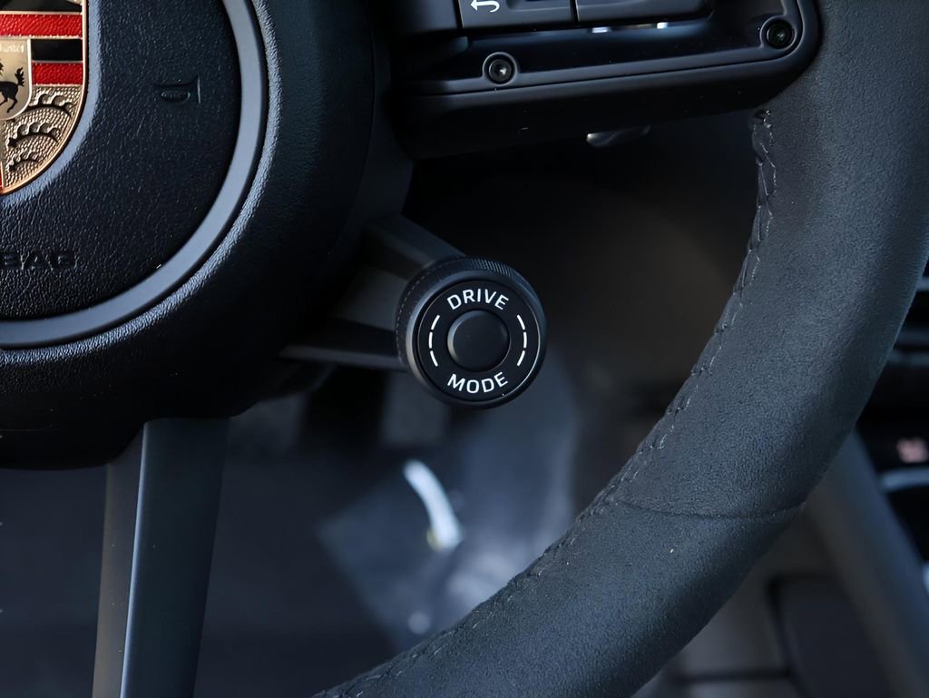 Certified 2025 Porsche Macan Turbo image 32