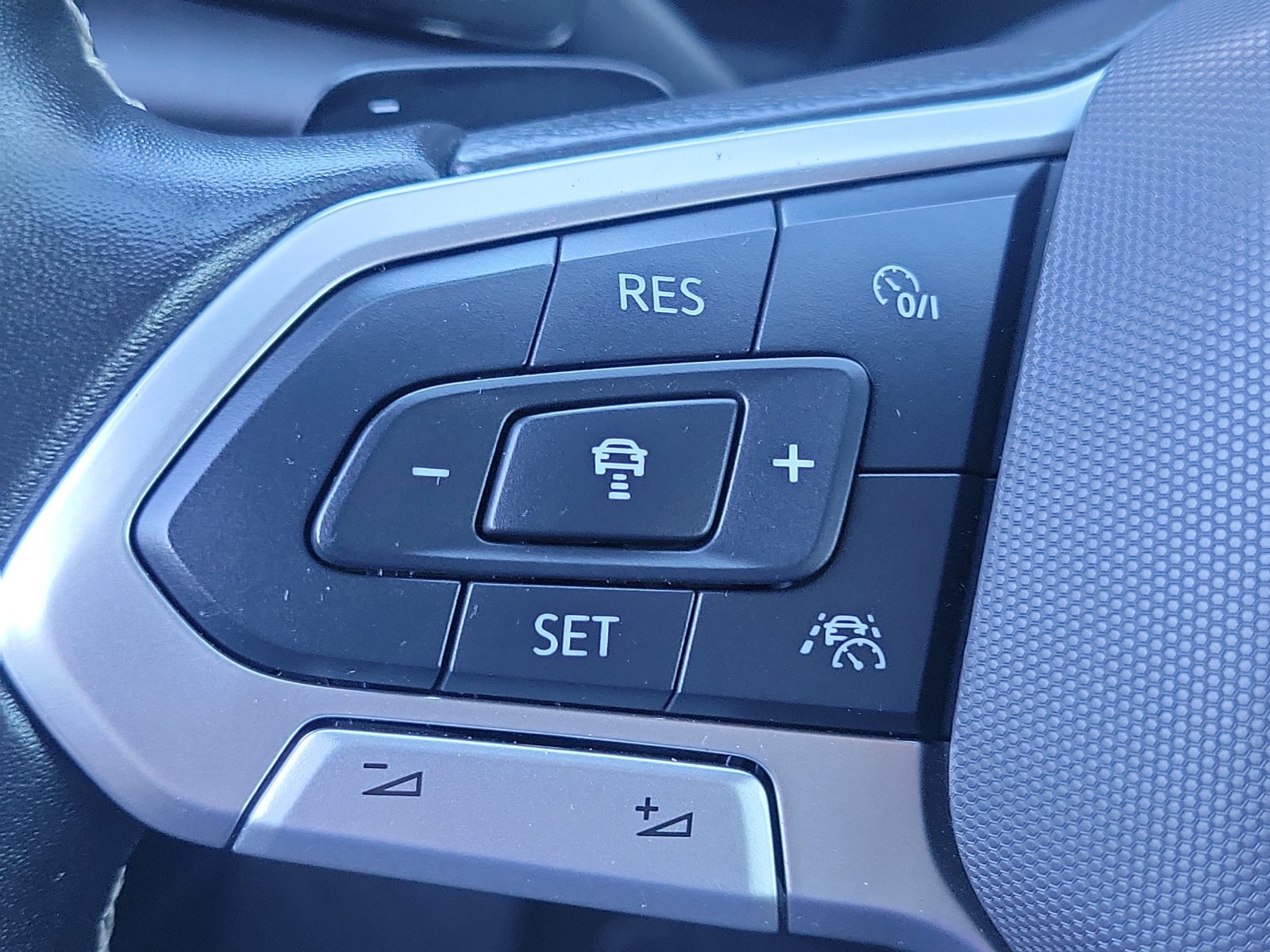 Used 2024 Volkswagen Atlas Cross Sport SE FWD image 8