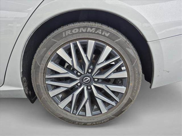 Used 2025 Nissan Altima 2.5 SV FWD image 13