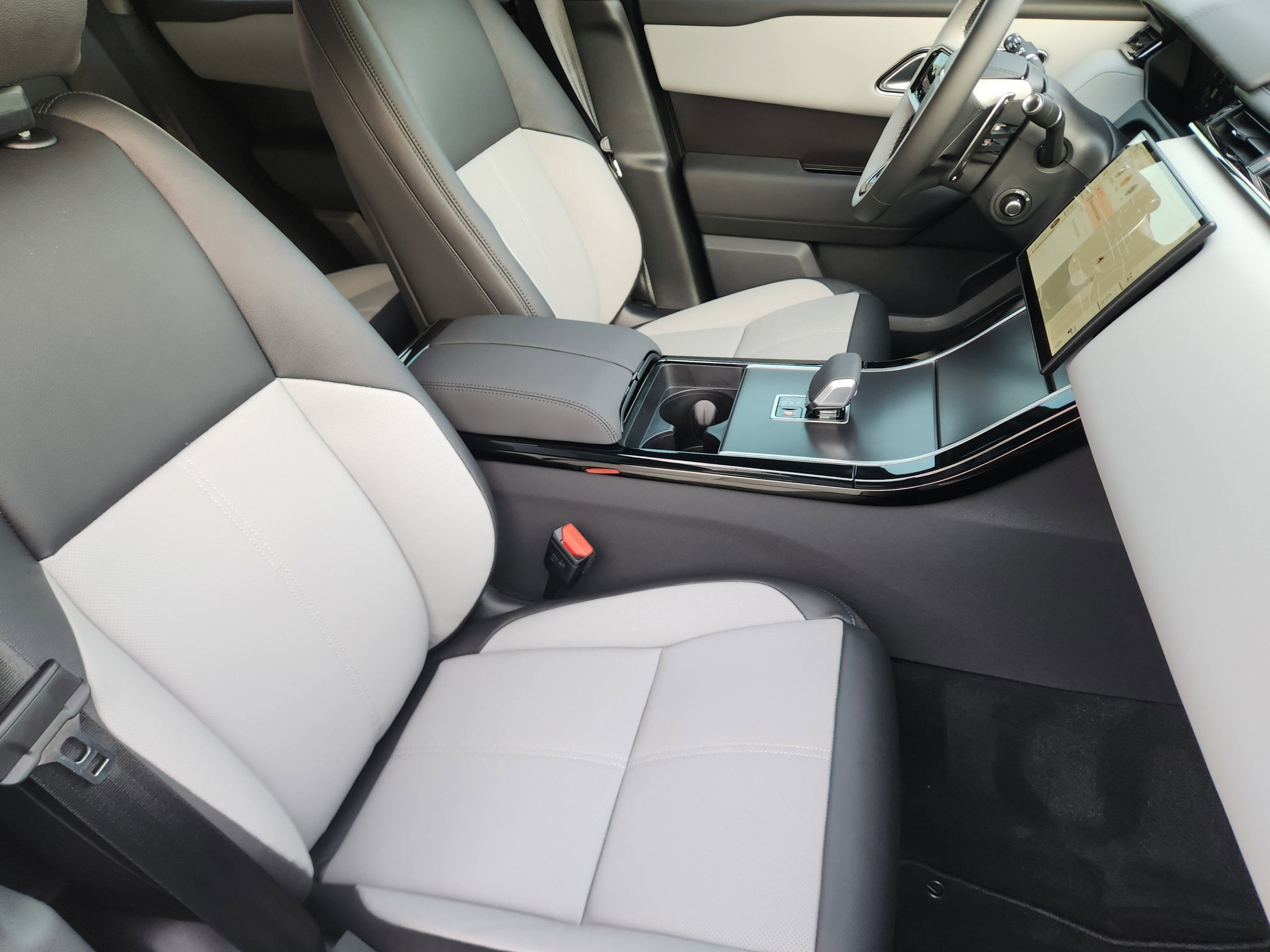 New 2026 Land Rover Range Rover Velar Dynamic SE AWD/4WD image 9