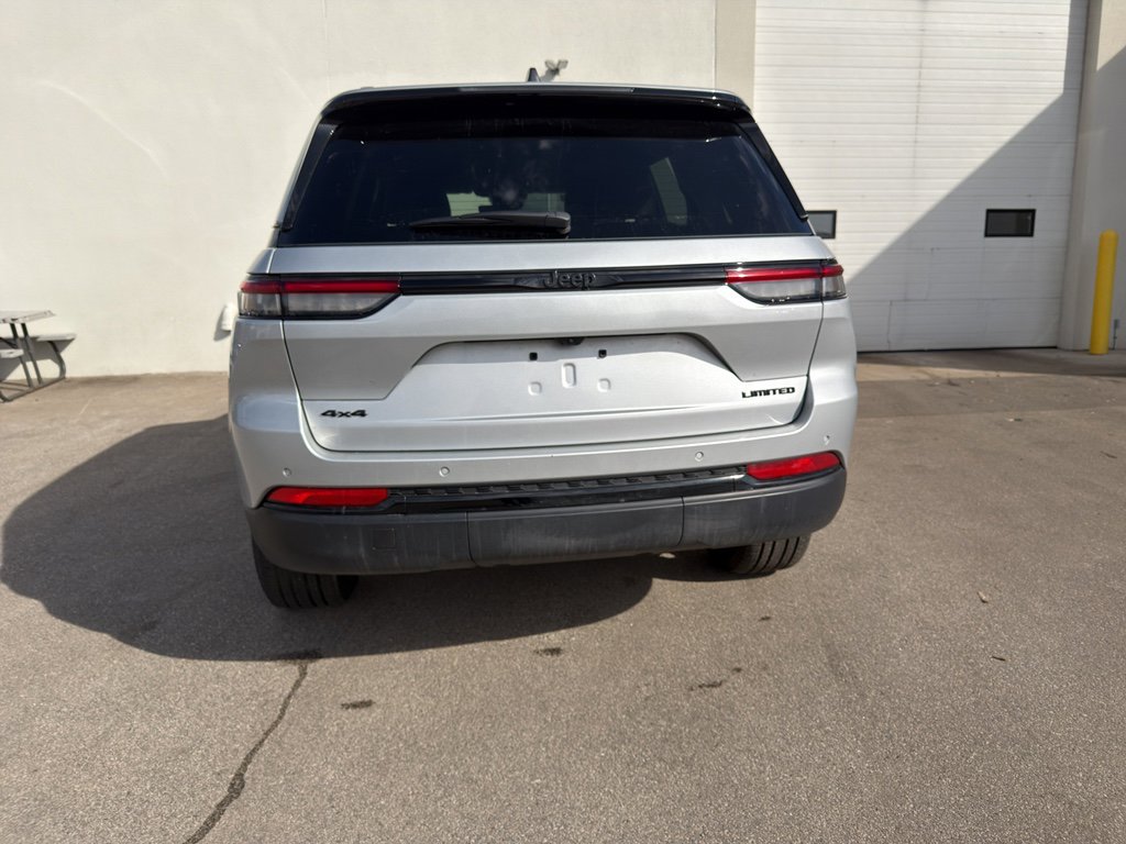 Used 2025 Jeep Grand Cherokee Limited w/ Black Appearance Package image 5