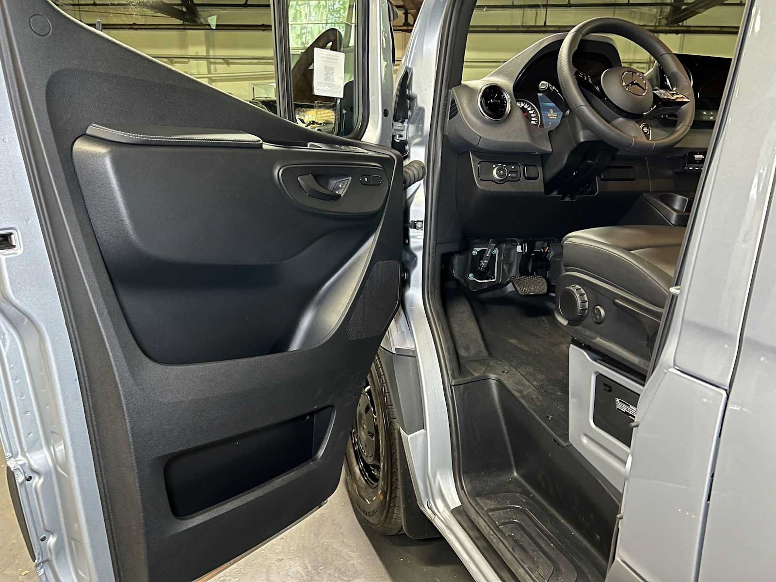 Used 2025 Mercedes-Benz Sprinter 2500 image 20