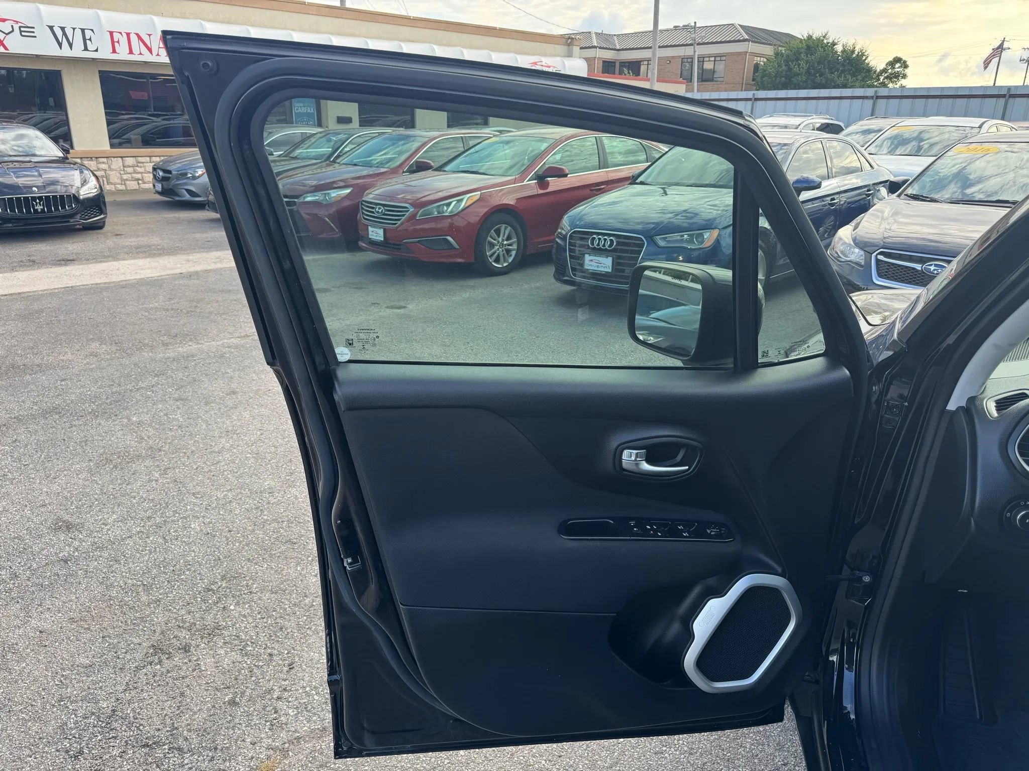 Used 2018 Jeep Renegade Latitude FWD image 11