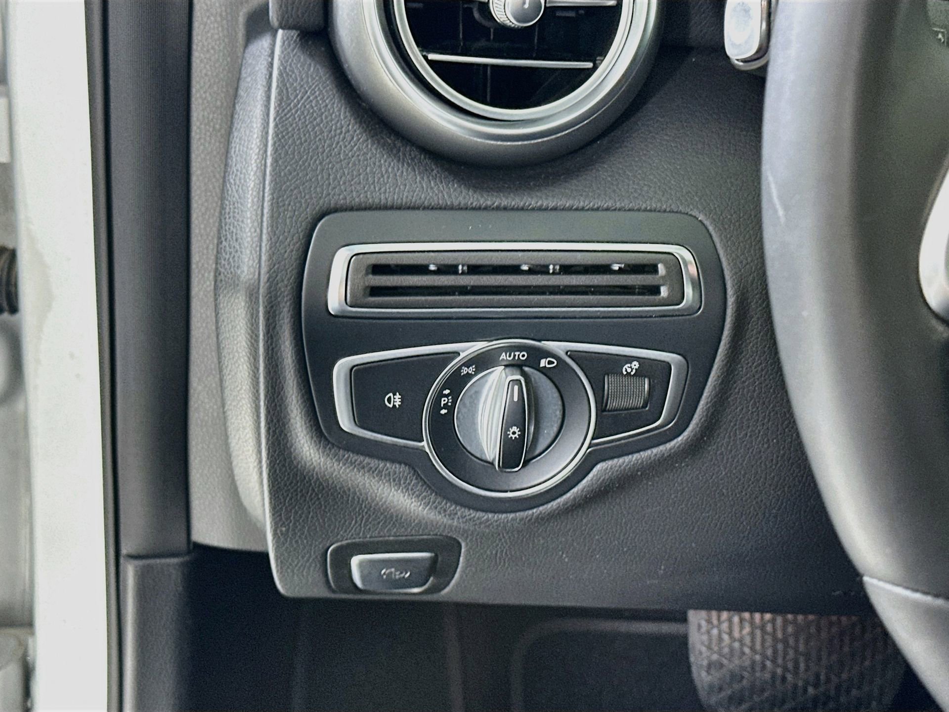 Used 2019 Mercedes-Benz C 300 4MATIC Sedan image 11