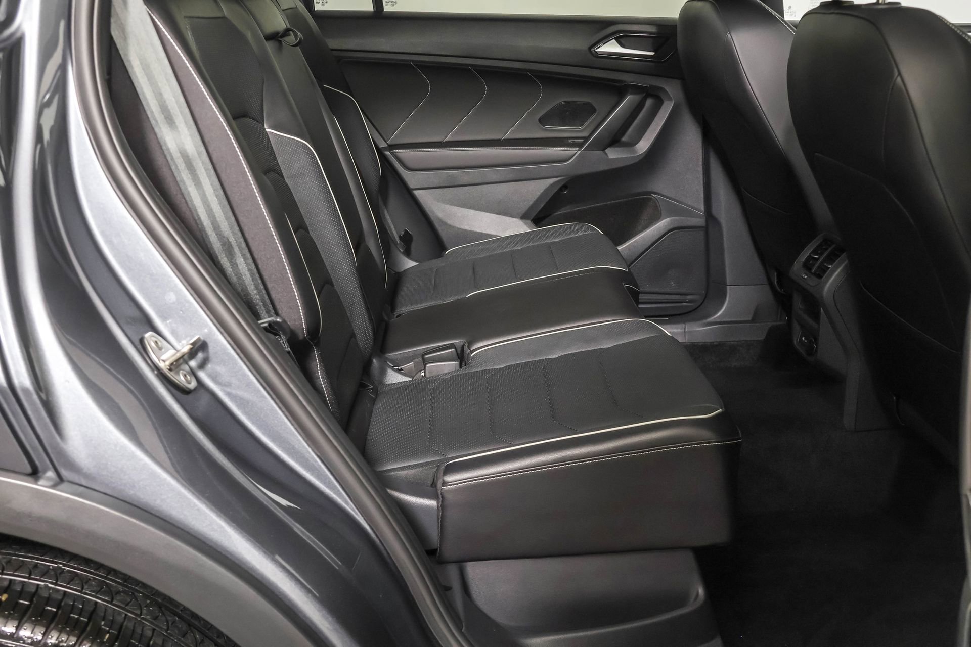 Used 2024 Volkswagen Tiguan SEL R-Line image 43