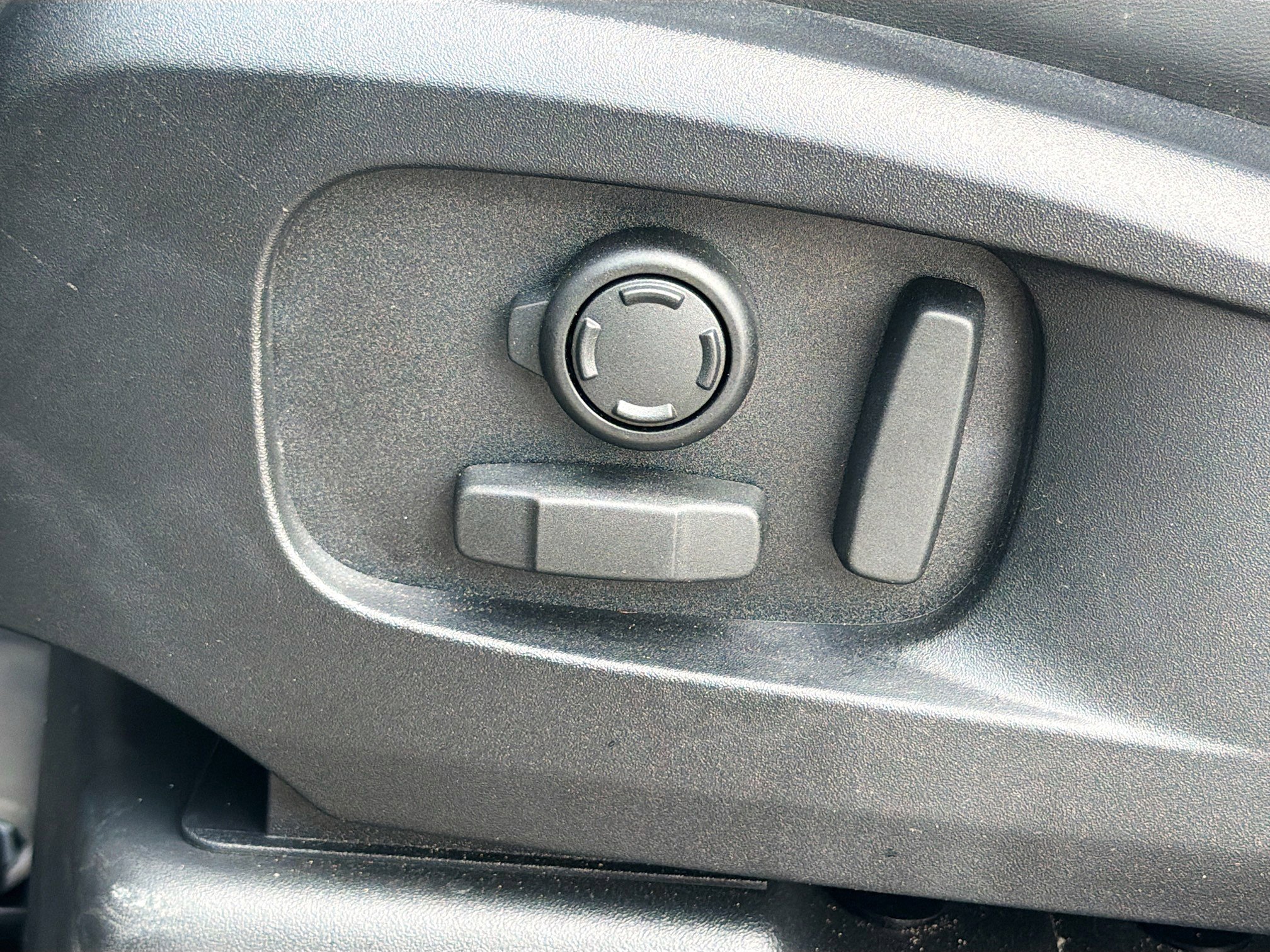 Used 2025 Land Rover Defender 110 S image 25