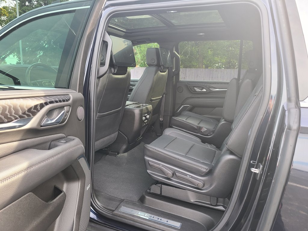 Used 2023 GMC Yukon XL Denali w/ Denali Reserve Package AWD/4WD image 18