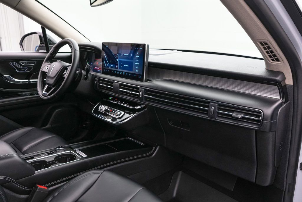 Used 2025 Lincoln Corsair AWD image 22