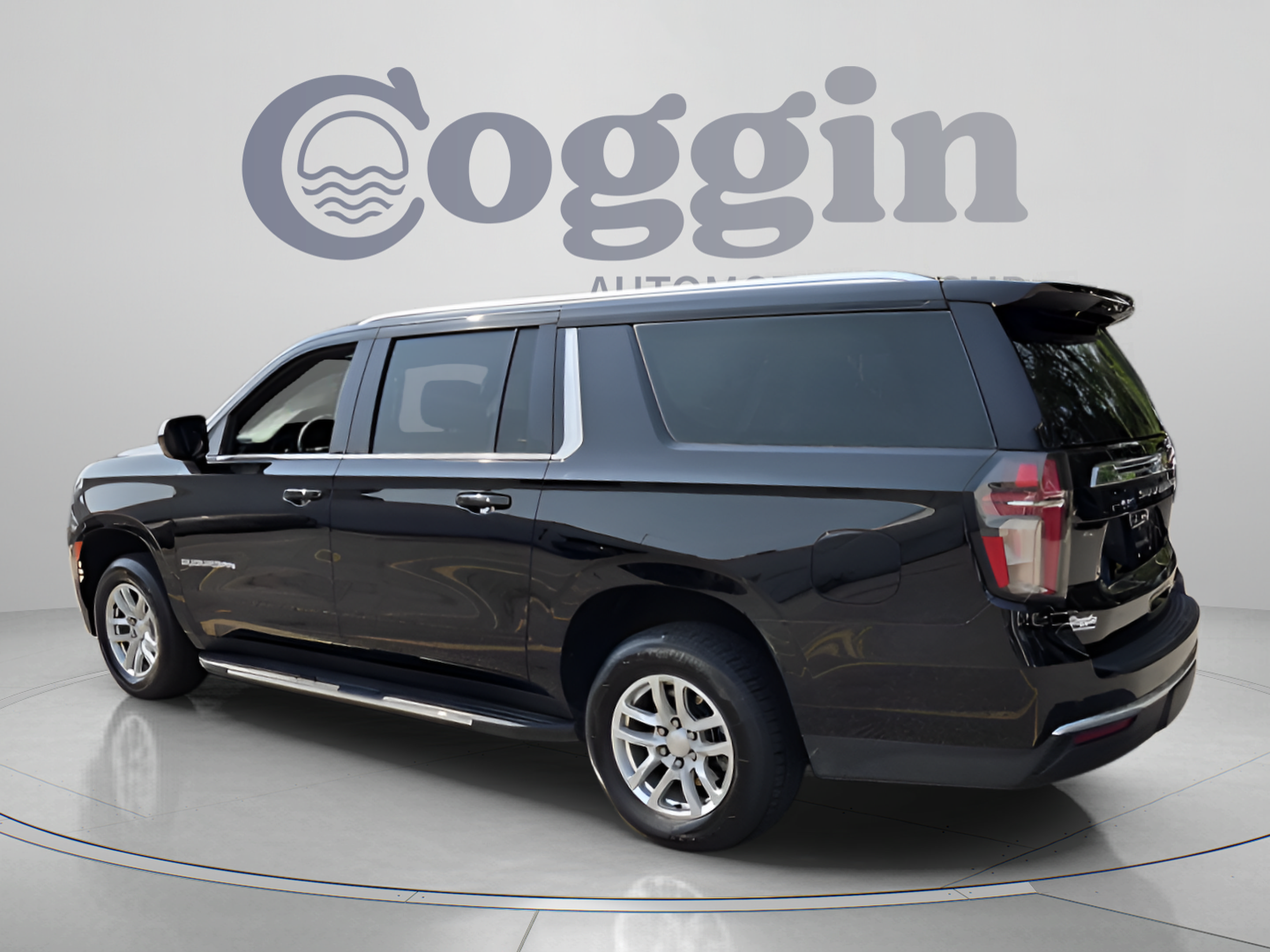 Certified 2024 Chevrolet Suburban LT RWD image 3