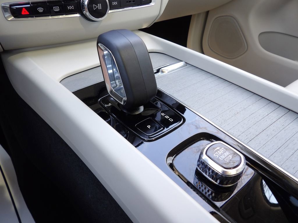 Certified 2025 Volvo XC60 B5 Plus w/ Protection Package Premier image 23