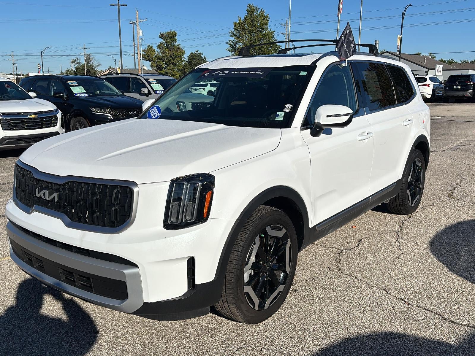 Certified 2025 Kia Telluride EX w/ EX Captain's Chair Package AWD/4WD image 3