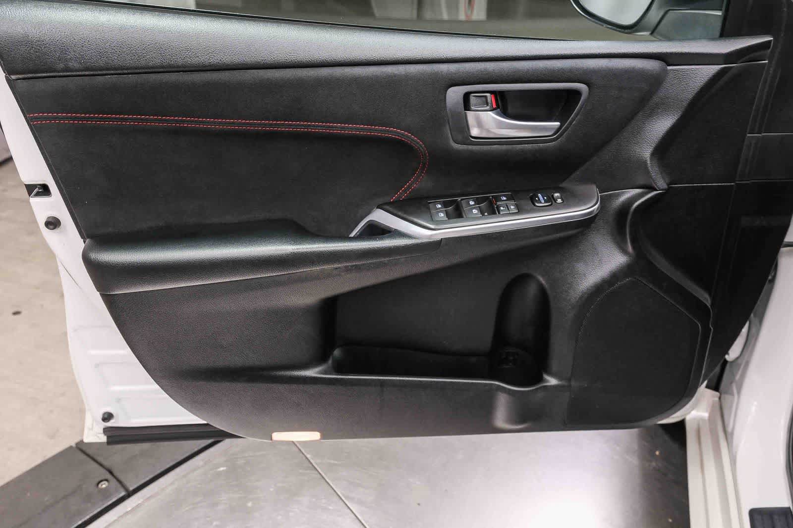 Used 2017 Toyota Camry XSE w/ Moonroof Package FWD image 27