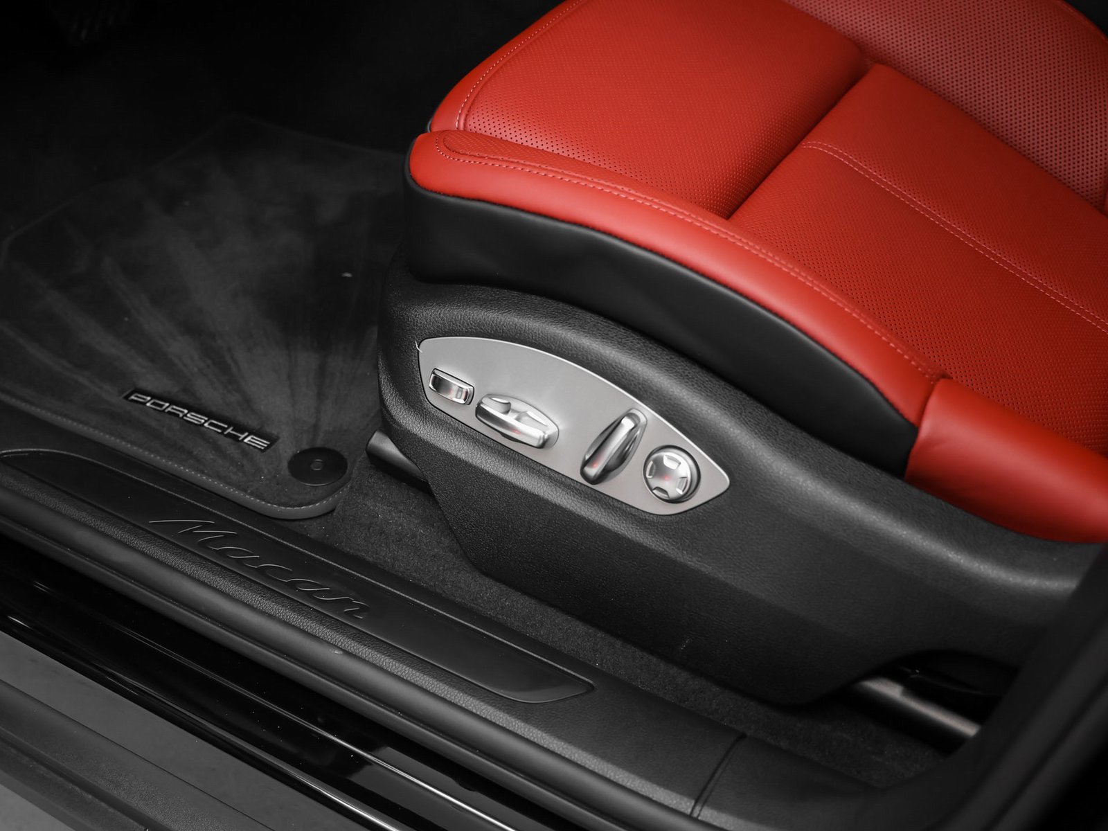 Used 2025 Porsche Macan image 26