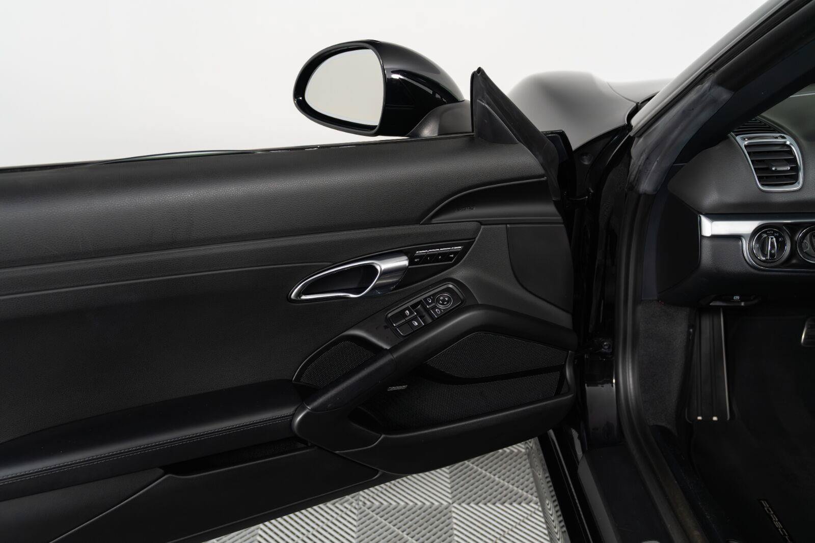 Used 2015 Porsche Boxster S RWD image 27