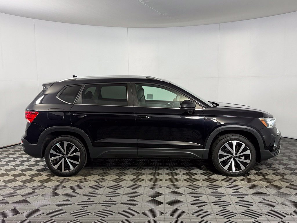 Used 2023 Volkswagen Taos SE w/ Panoramic Sunroof Package FWD image 5