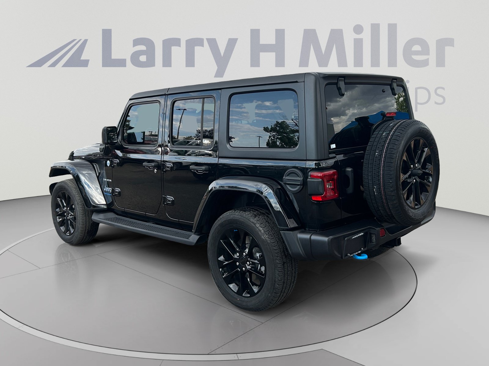 Used 2023 Jeep Wrangler Unlimited Sahara w/ Cold Weather Group AWD/4WD image 3