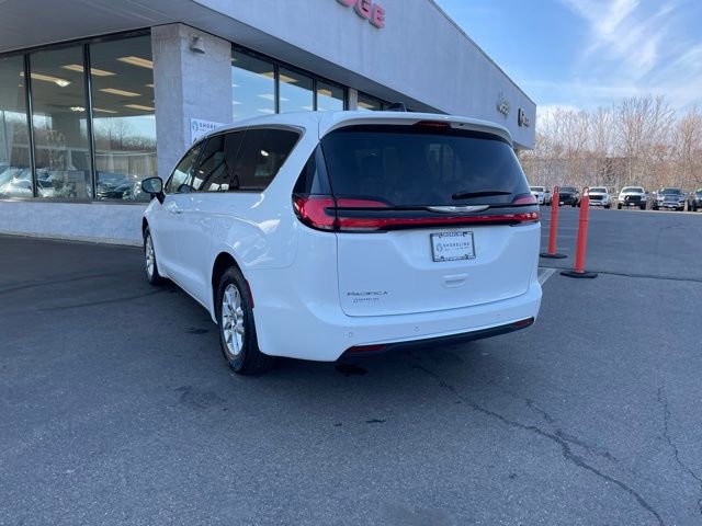 Used 2023 Chrysler Pacifica Touring-L FWD image 9