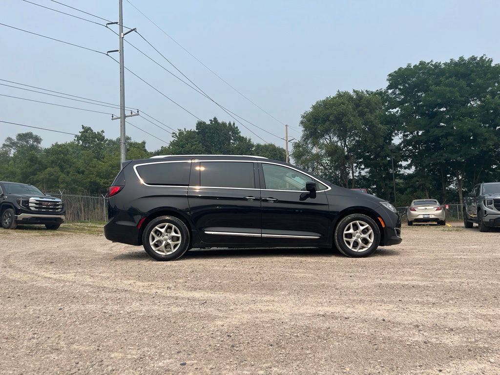 Used 2017 Chrysler Pacifica Touring-L Plus FWD image 6