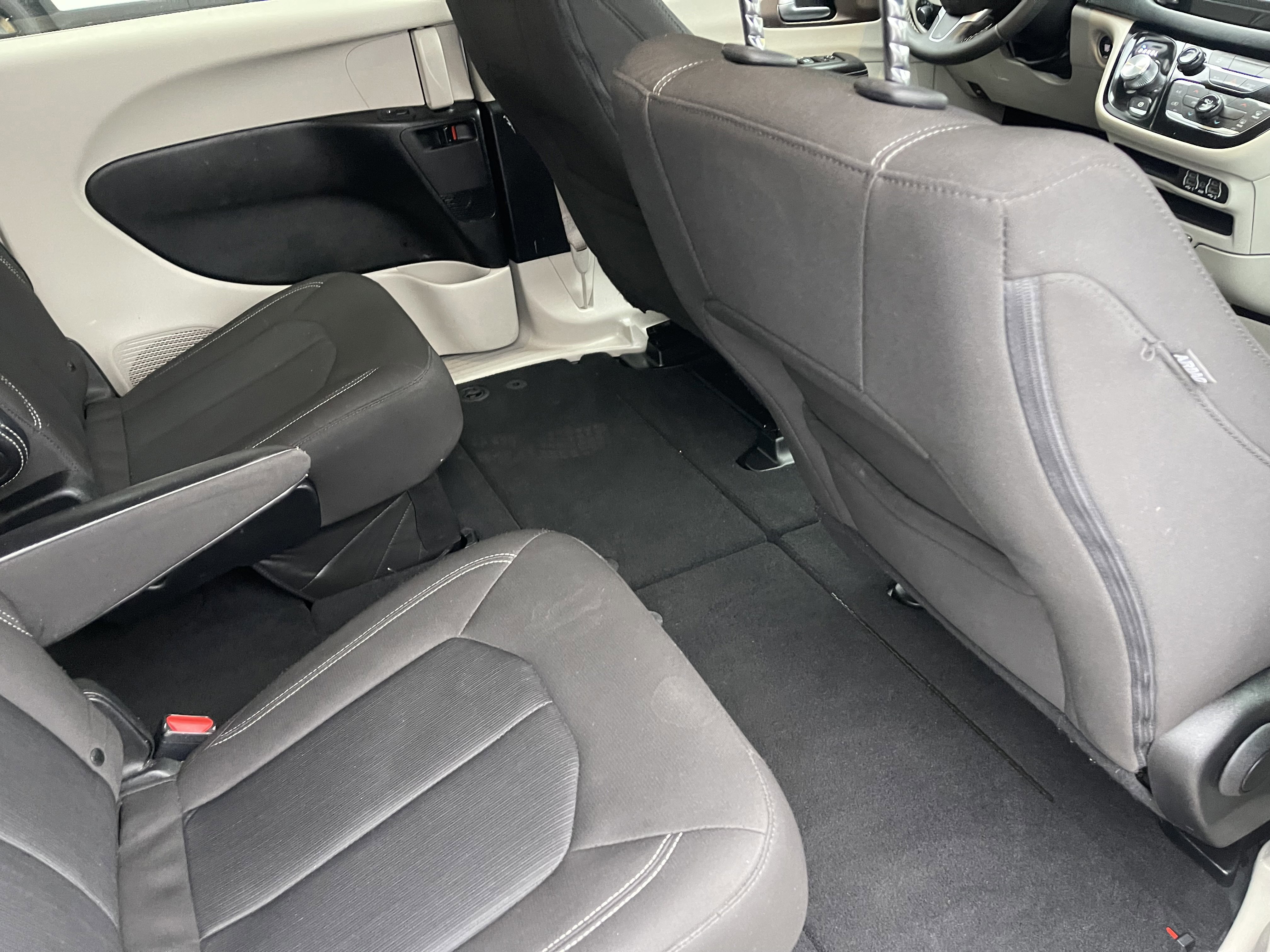 Used 2023 Chrysler Voyager LX image 23