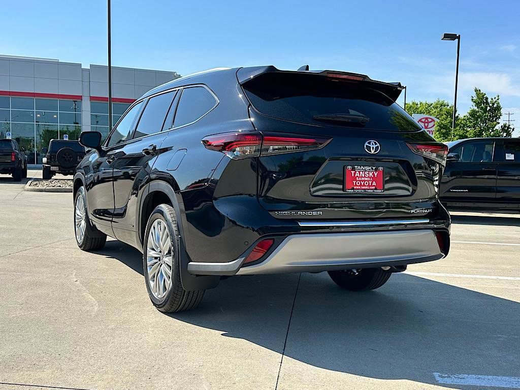 New 2026 Toyota Highlander Platinum AWD/4WD image 3