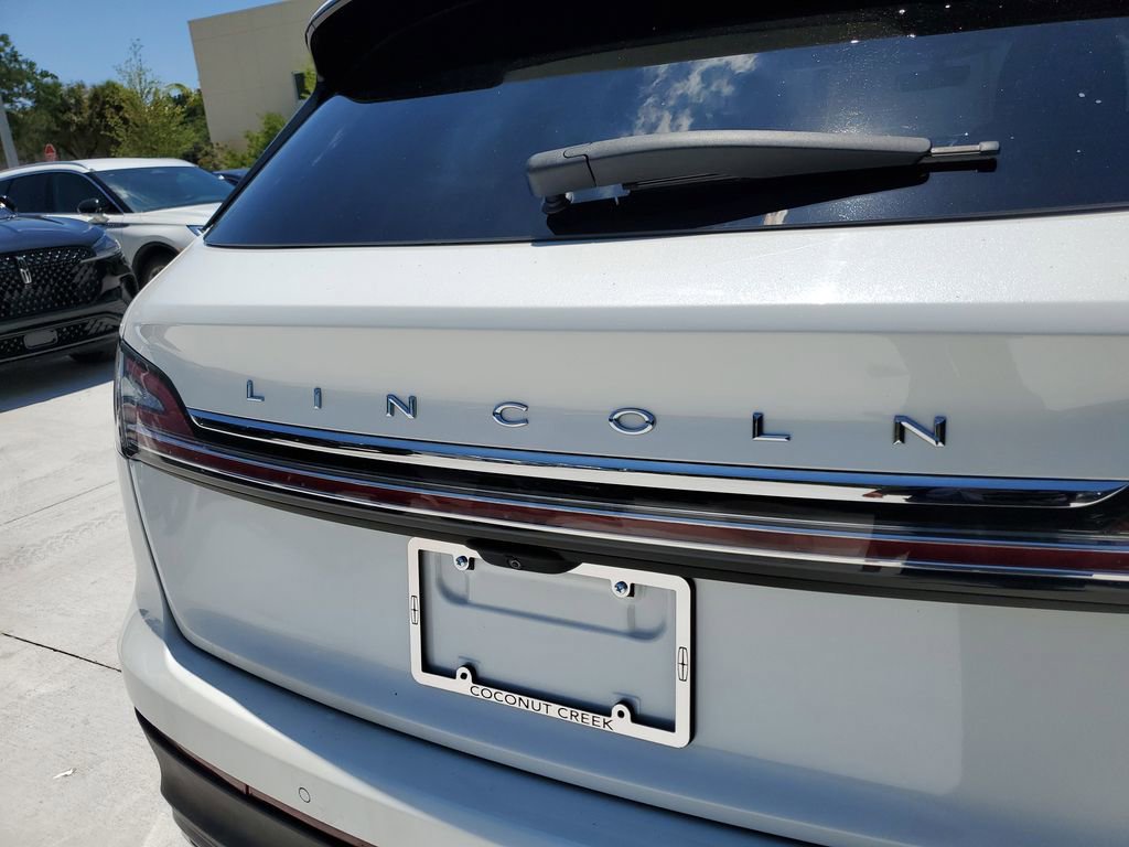 Used 2023 Lincoln Nautilus FWD w/ Premium Package image 5