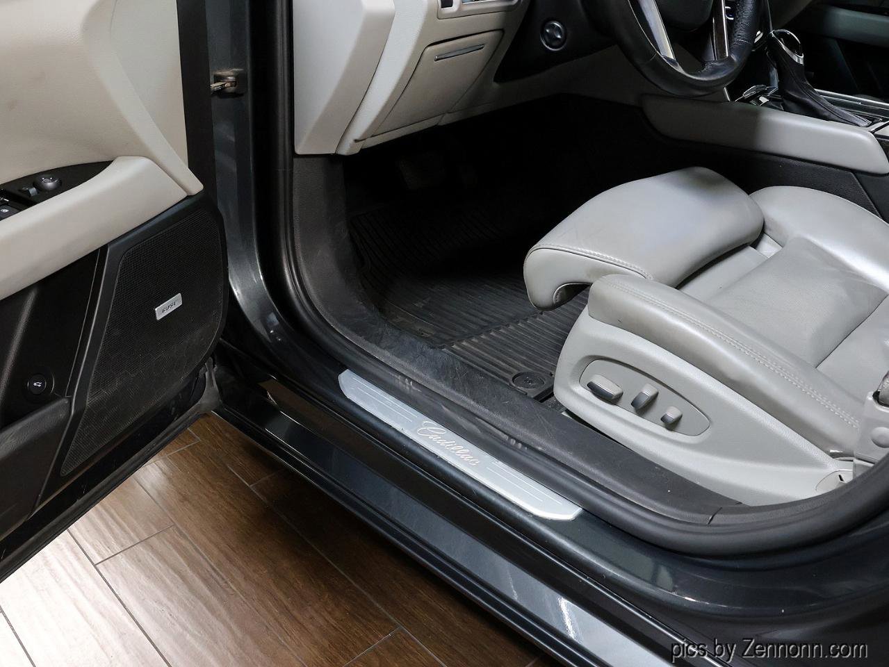 Used 2013 Cadillac XTS Luxury FWD image 25