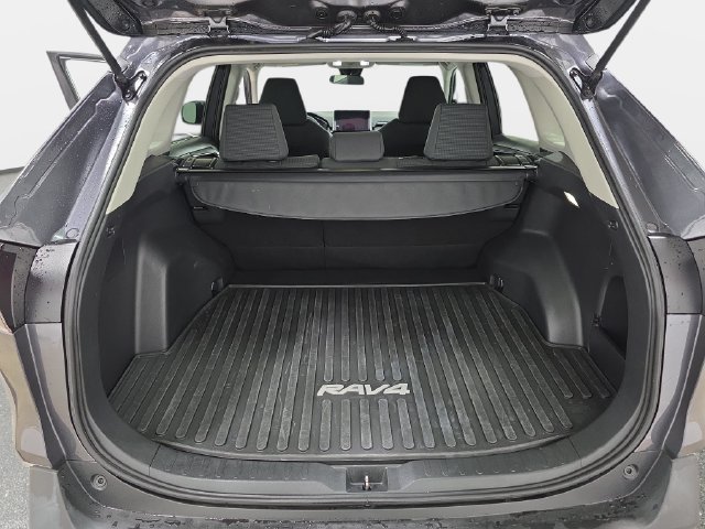 Used 2023 Toyota RAV4 LE AWD/4WD image 31