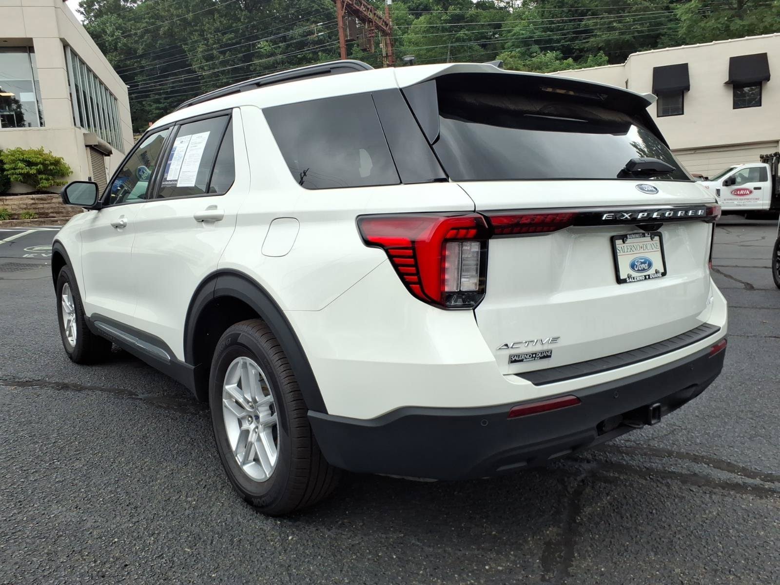 Used 2025 Ford Explorer Active AWD/4WD image 3