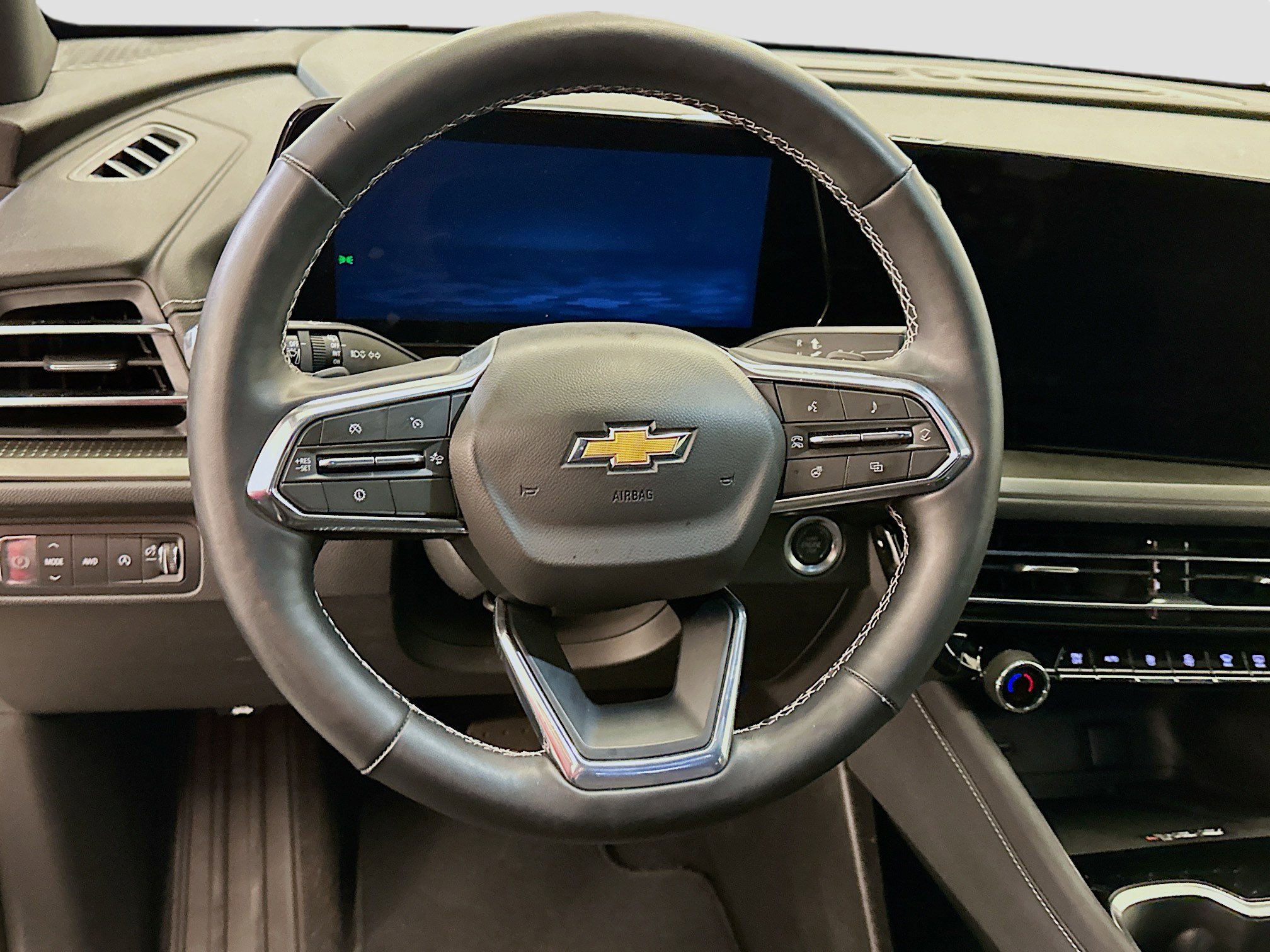 Used 2025 Chevrolet Traverse LT image 18