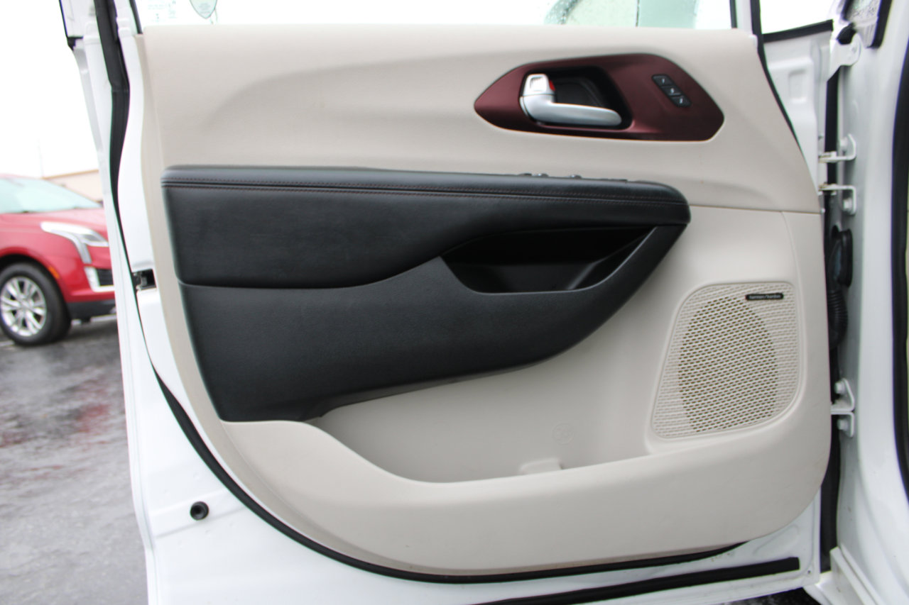 Used 2018 Chrysler Pacifica Limited image 16