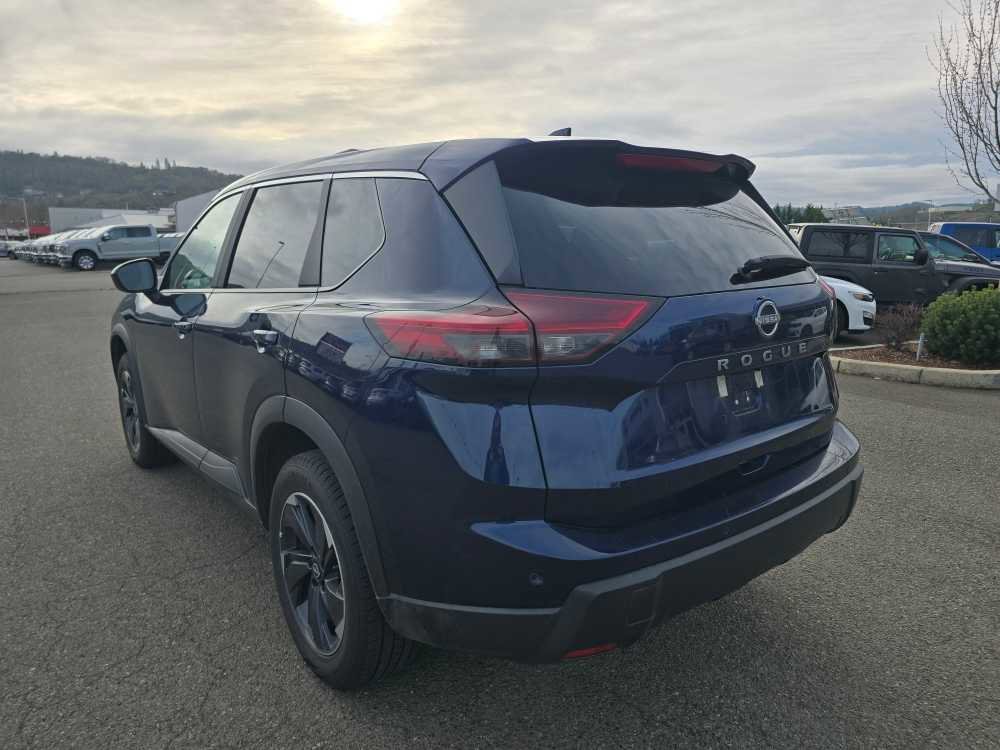 Used 2025 Nissan Rogue SV image 2