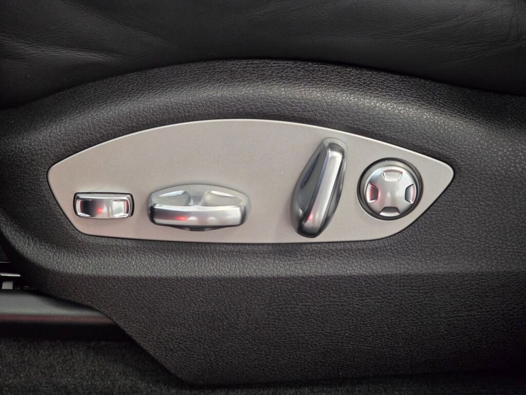 Certified 2024 Porsche Macan image 36