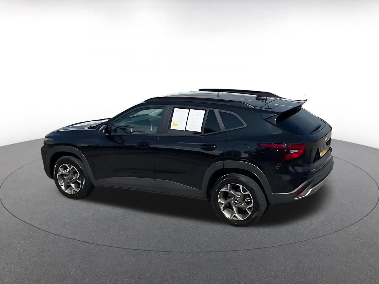 Used 2025 Chevrolet Trax LT w/ LT Convenience Package FWD image 10