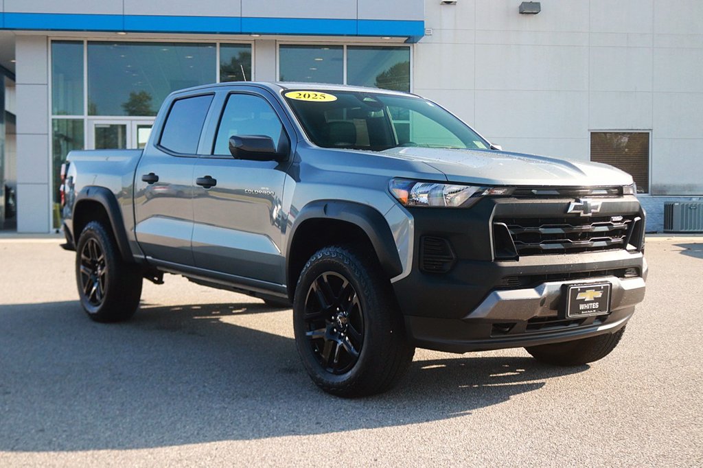 Used 2025 Chevrolet Colorado Trail Boss AWD/4WD image 3