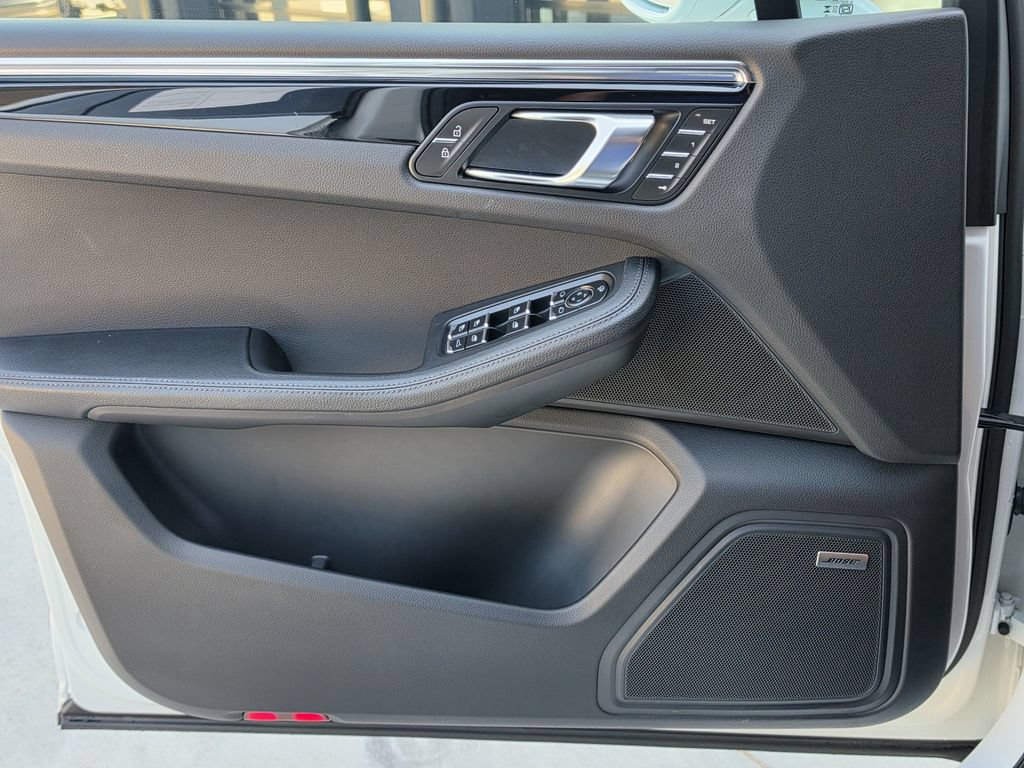 Certified 2025 Porsche Macan Turbo AWD/4WD image 18