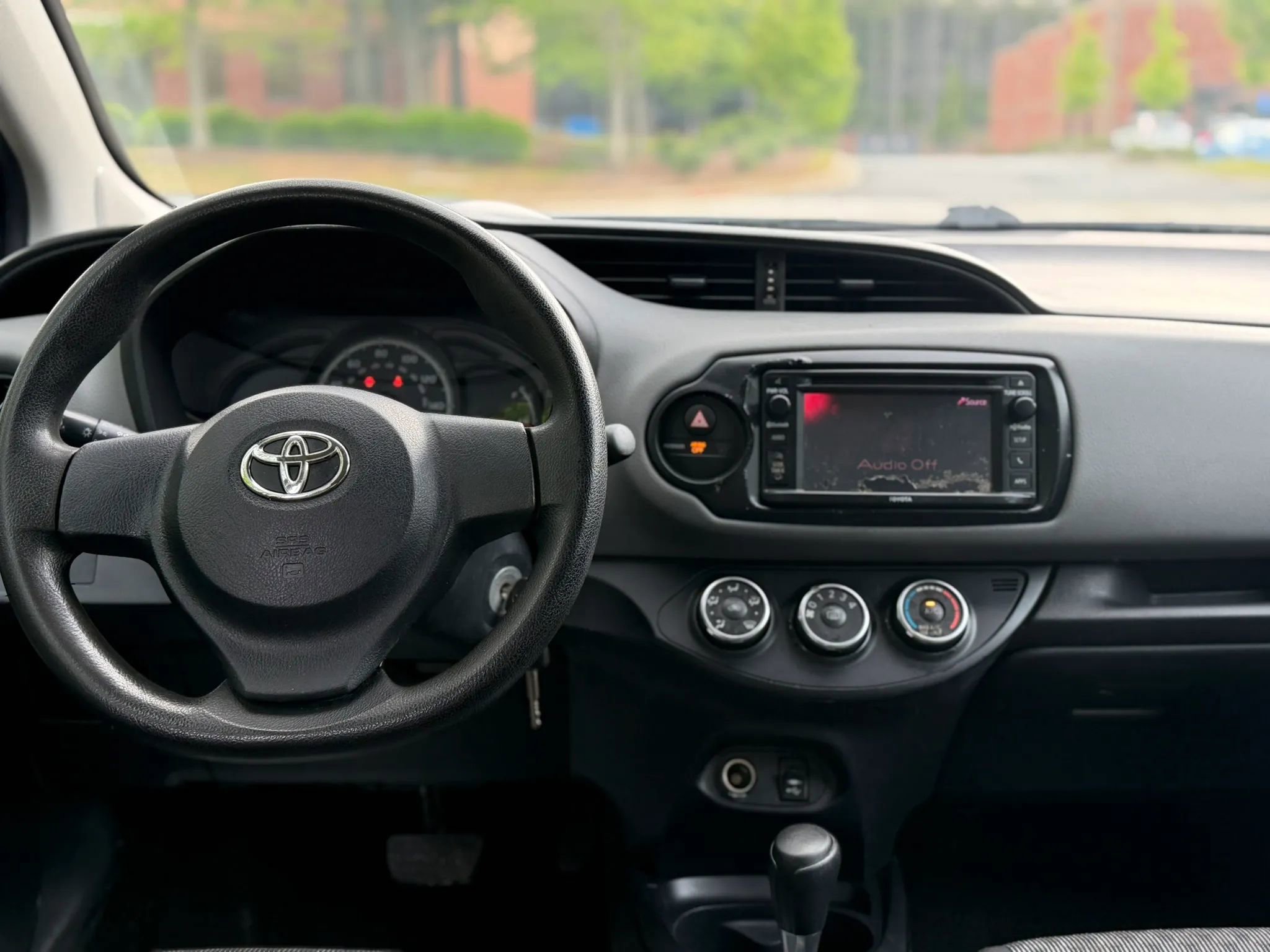 Used 2015 Toyota Yaris L FWD image 17
