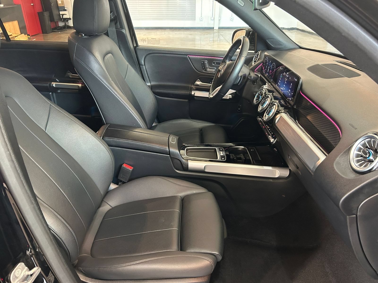 Used 2025 Mercedes-Benz GLB 250 image 37
